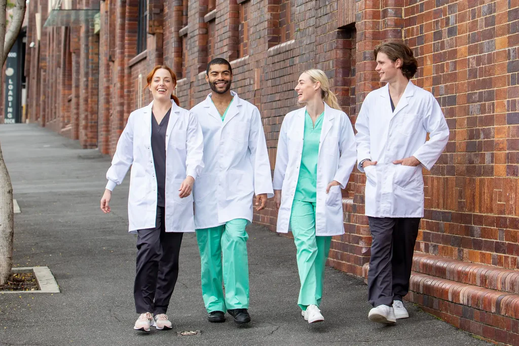 تفاوت طراحی لباس فرم زنانه و مردانه در سازمان‌ها