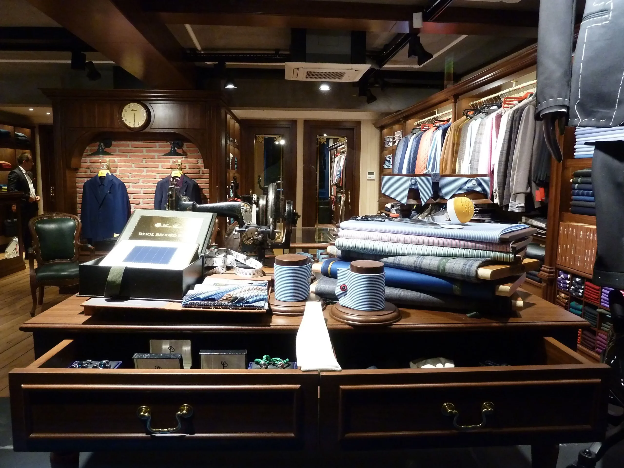 اهمیت طراحی لباس مردانه در افزایش فروش تولیدی