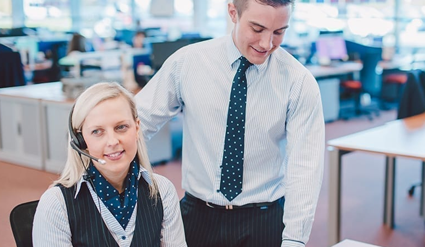 بهترین روش‌های طراحی لباس فرم برای بانک‌ها و سازمان‌های دولتی