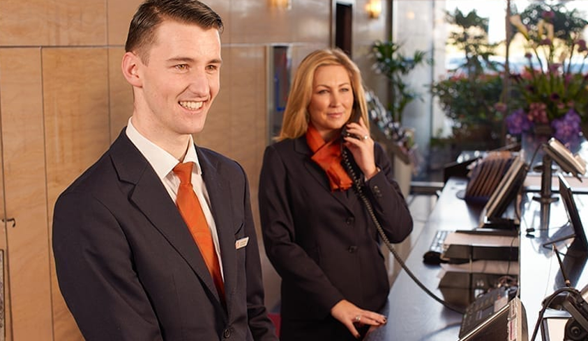 طراحی لباس کارمندان با تمرکز بر راحتی و عملکرد