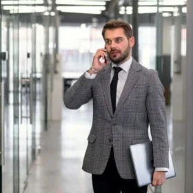 چرا طراحی لباس سازمانی مردانه باید با هویت برند هماهنگ باشد؟