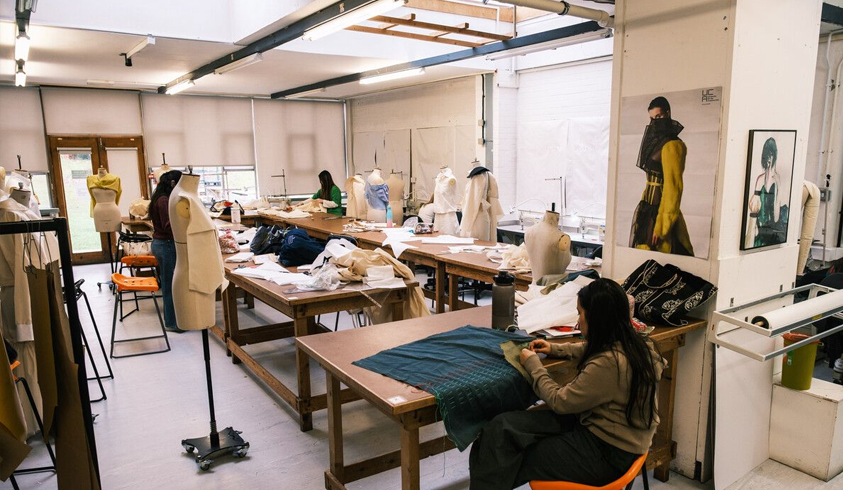 مشاوره درسی طراحی لباس؛ چگونه مسیر حرفه‌ای خود را سریع‌تر طی کنیم؟